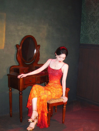 一年解锁三套古董高定，跻身95花顶配梯队。孟子义的美商，配得上所有华丽。