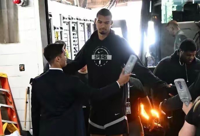 马刺1比2尼克斯NBA总决赛第三场落幕，马刺客场力克尼克斯扳回一城，大比分来到1