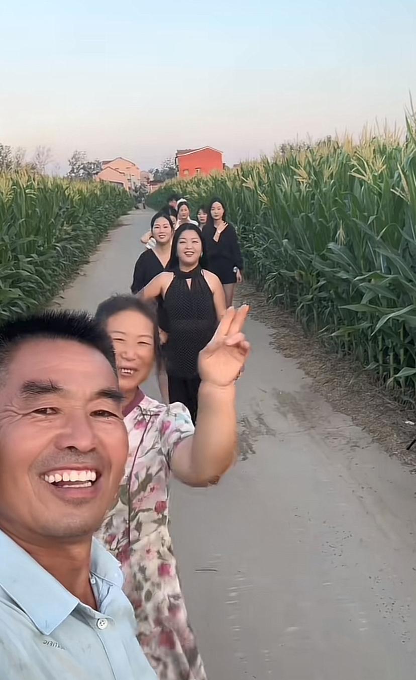 中间的6个美女都要感谢弟弟，他要是来的早就没有你们6个的事了。