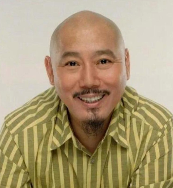 1993年，成为亿万富翁的李成儒，把糟糠妻和6岁儿子扫地出门，自己住豪宅，儿子住