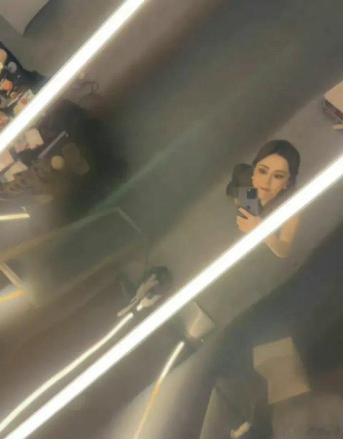 谁教邓紫棋这么拍照的[捂脸哭]​​​​