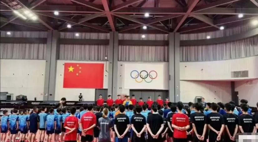 张继科训练营第一天罚站学员事件，让他的口碑噌噌上涨。起因是该学员在前一天半夜3