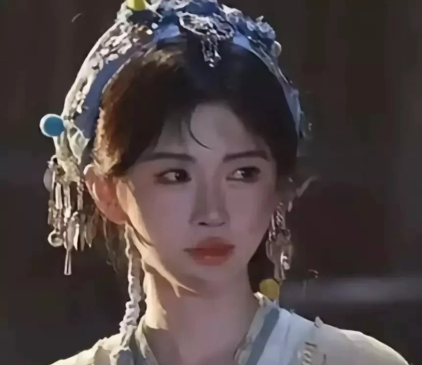 鞠婧祎是不是意识到自己各方面都要走下坡路了，她现在都愿意扮丑了记得她以前各种半