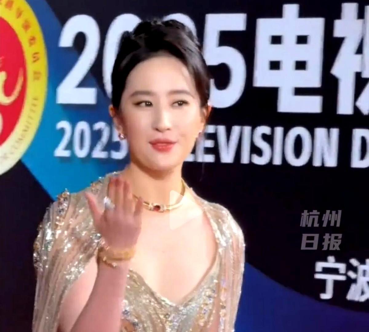 发现了吗？一个小家庭，一年存下10万块，太容易了！老家邻居小两口全家杀到一线城