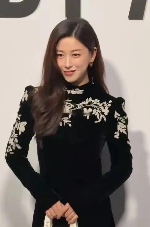 朱珠气质真好啊，就是头发有些毛躁，生图显得没精神，这一夜，朱珠又是艳压群芳的存在