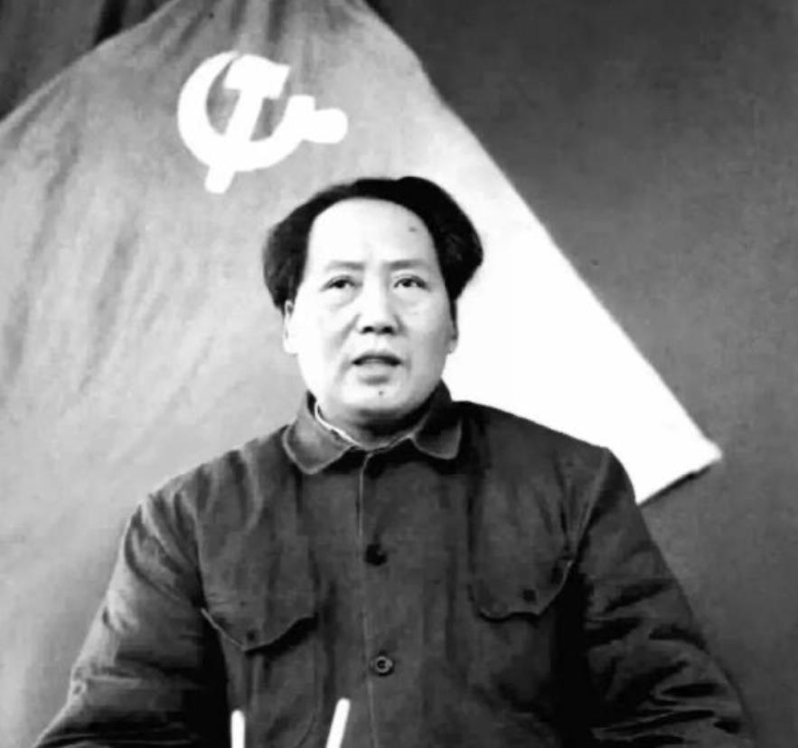 有一次，一位西方记者采访毛主席，问了一个让众人为难的问题，“主席先生，新中国建立