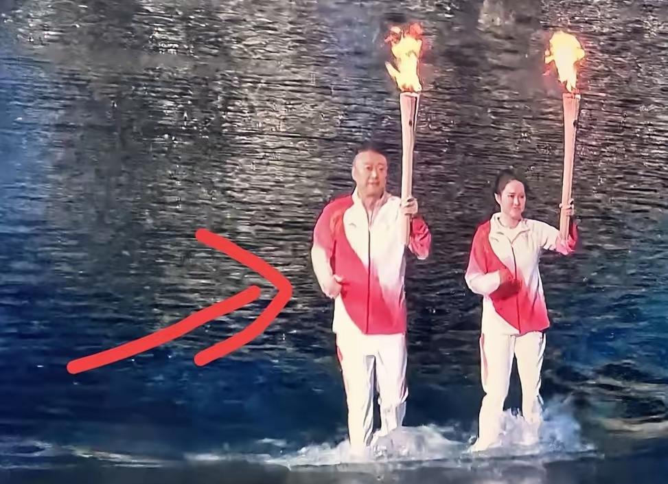大家别在怪全运会的导演了让火炬手们站在水里不是他的错而是有迫不得已的原因。