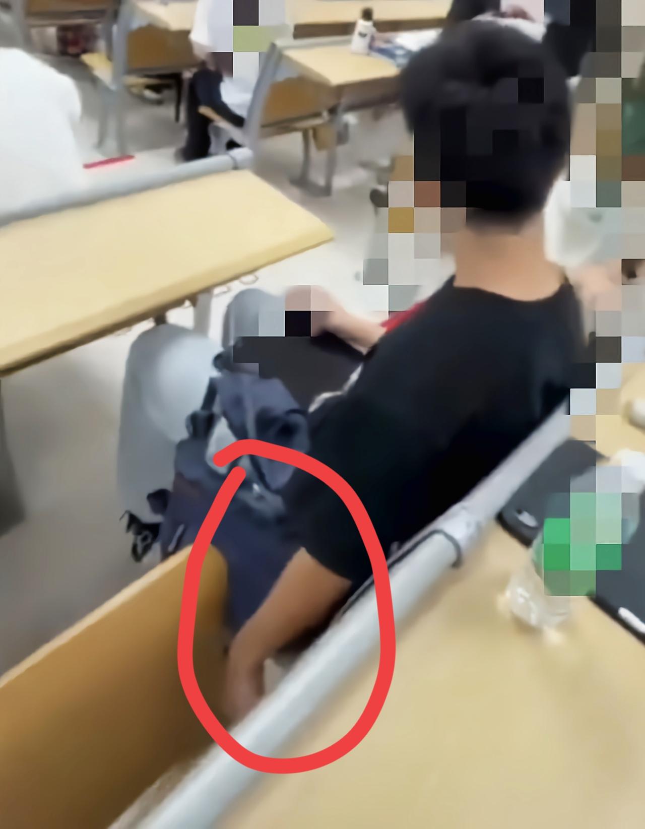 华南理工大学，这男生太丢人！名校生，黑衣普通，身材中等，看着斯文，却是个偷拍惯犯