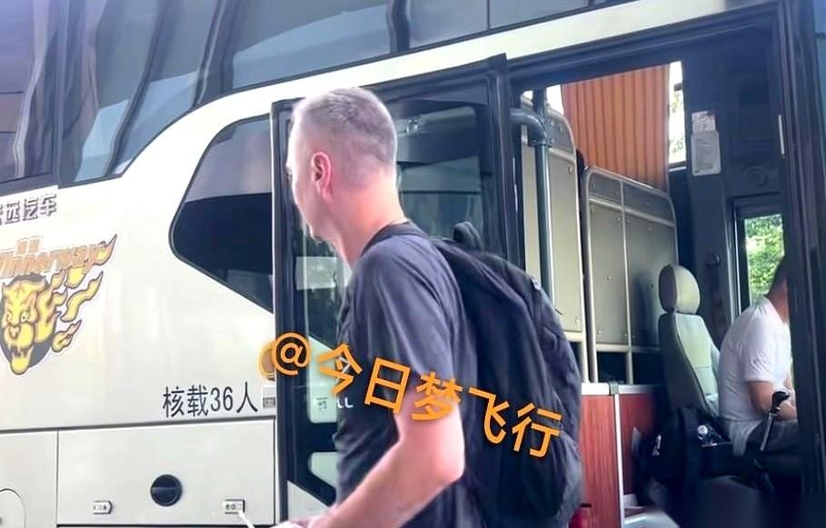 别盯着昨晚那可怜的计分板较劲了！明晚在惠州，周鹏绝对会脱下他那件捂了一整场的训