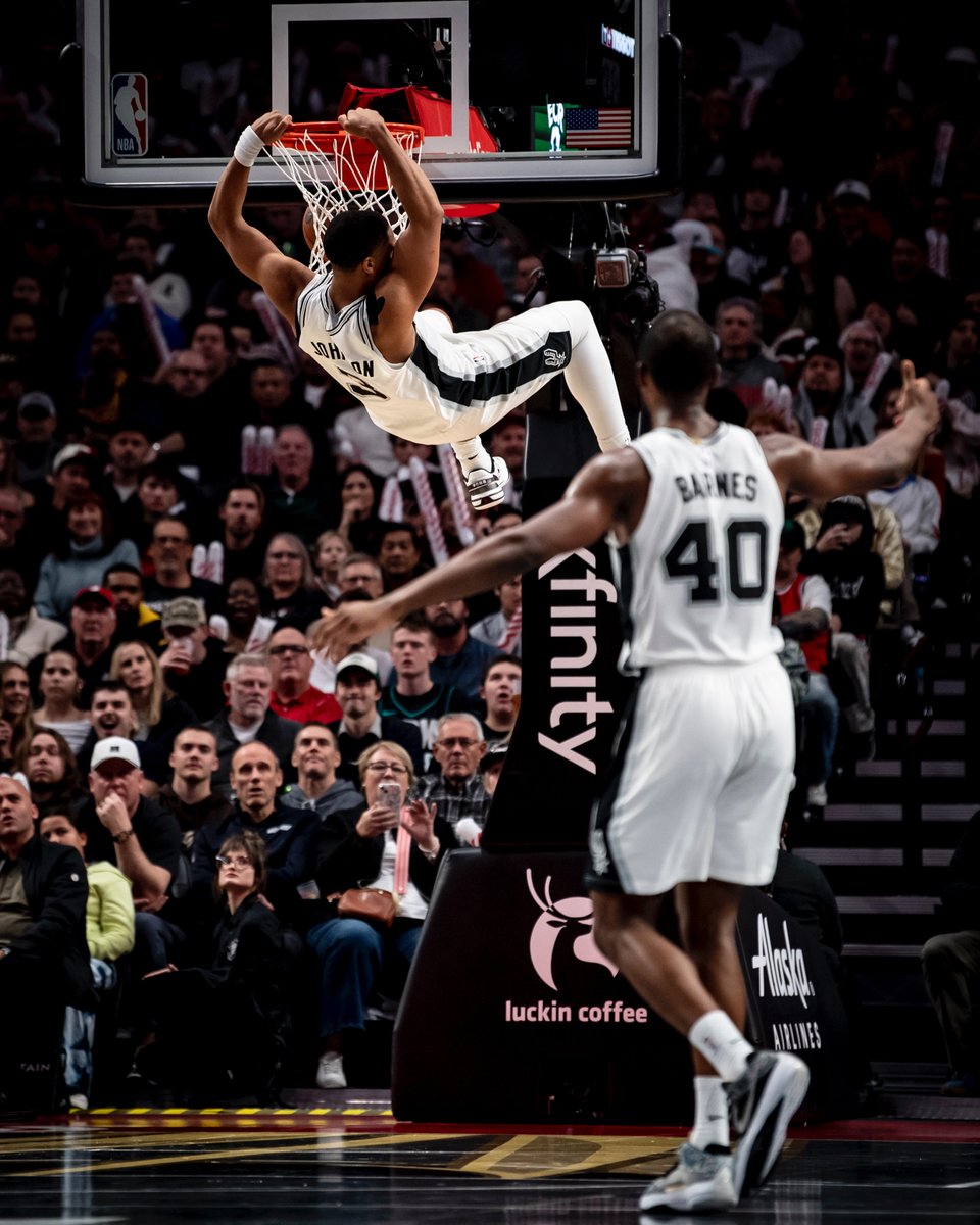 马刺官方推特: goooood night from Portland!