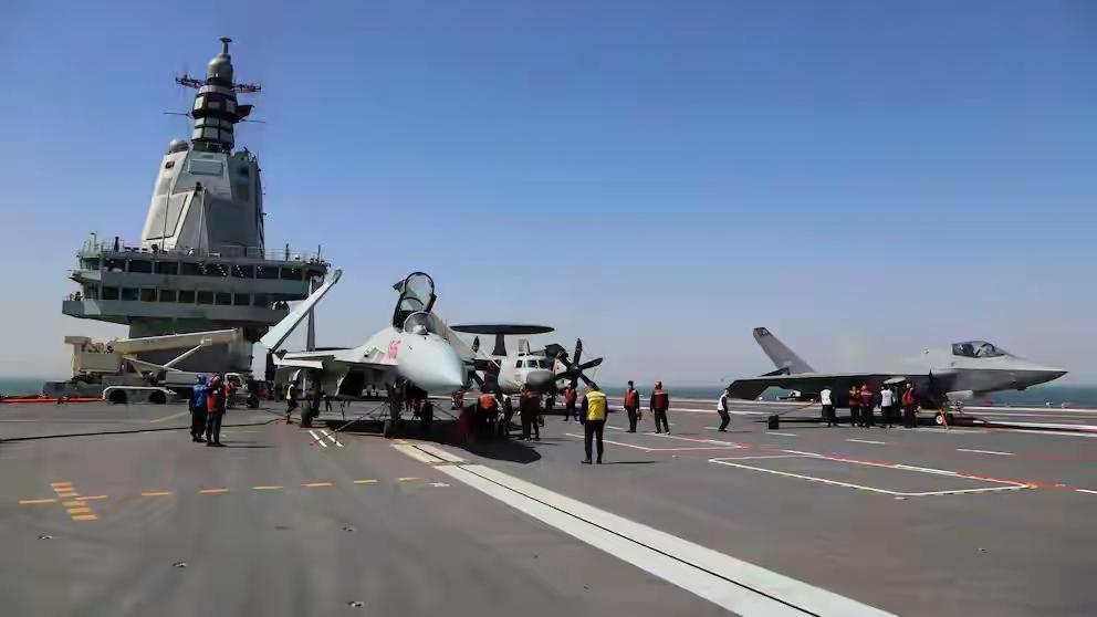 强到丧失理智，福建舰服役后美俄接连嘲讽，性能不行且战略失误？中国福建号航空母舰