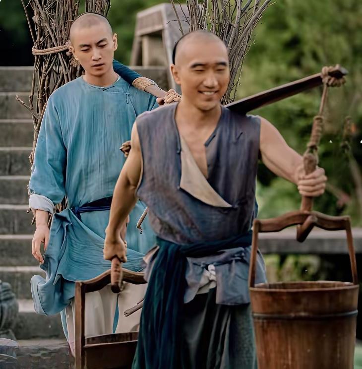 追剧《大生意人》古平原、古平文是亲兄弟，两人却有着不一样的生活。