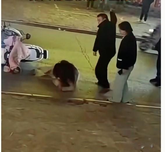 平顶山那个视频真不敢看第二遍，那个狠劲儿，是想把小姑娘往死里弄吗？我就想