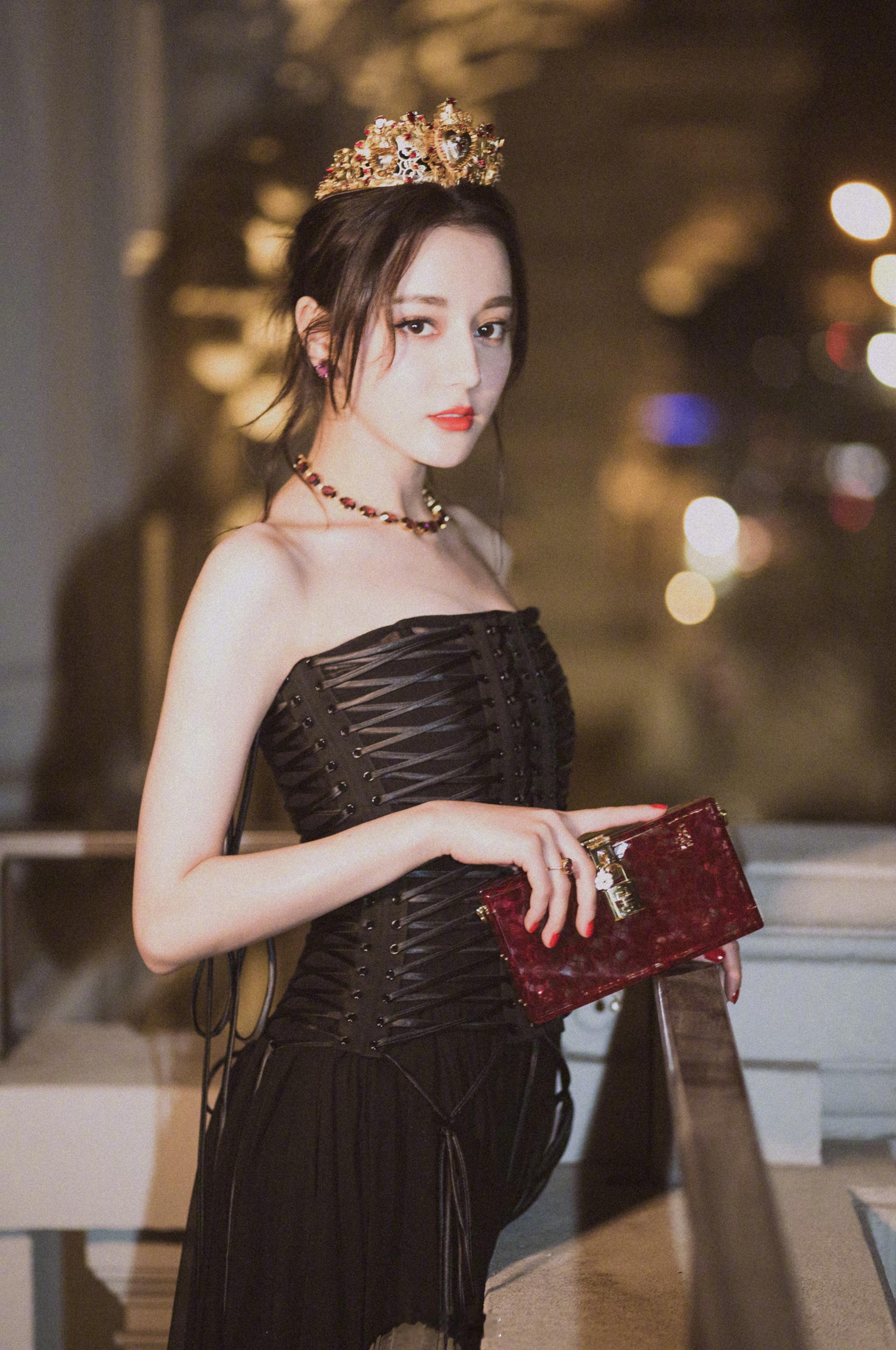 ELLE镜头下的迪丽热巴期待下个月巴黎时装周✨​​​