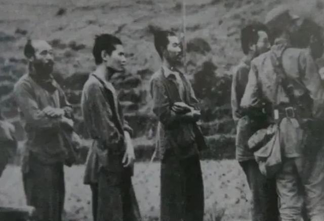 1946年10月，美军女性军官团不远万里抵达横滨港，嬉笑中进驻日本本土。