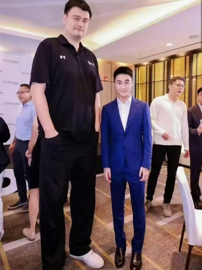 何猷君晒出和姚明合影，小土豆就像姚明的小手办，这视觉反差太奇妙了。何猷君这次和