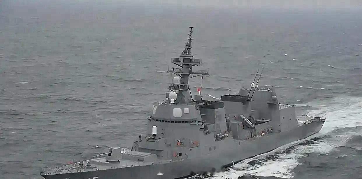 刚扫了眼热搜，一阵恶寒直接窜上天灵盖。日本军舰，掐着4月17号的表，从咱们海峡大