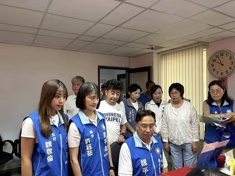 刚刚彰化县长参选人魏平政完成县长参选登记，陪同登记没有看到国民党中央重要人士，就