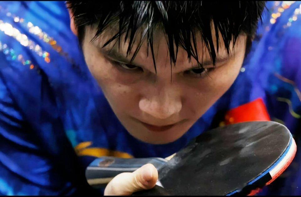 才懂图片的力量从不限于此,樊振东将技术与意志凝于一瞬。他用定格的姿态告诉我们:每