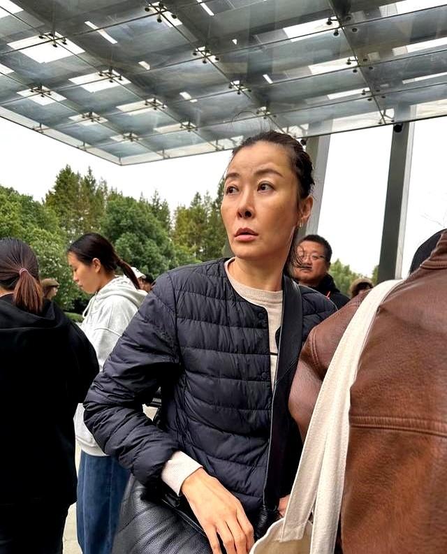 开国上将的亲孙女，53岁了，就是不结婚！最近一张素颜胡同照火了，白发、皱纹全