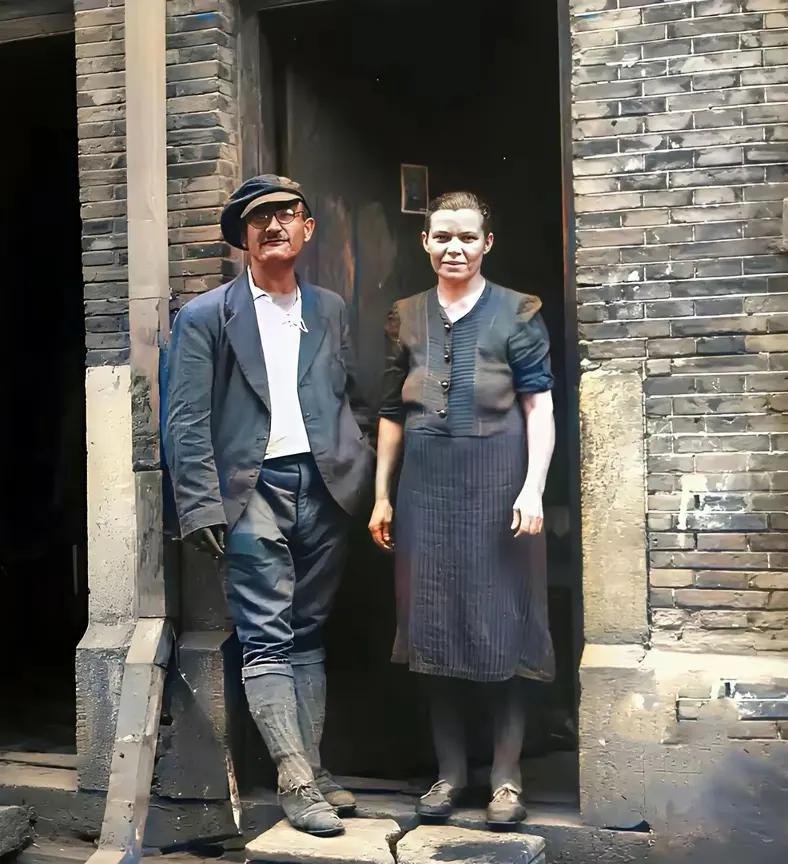 下面的两张图片，（图一）是当年驻扎在中国上海的犹太人，由于希特勒纳粹扑杀犹太人，