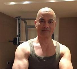 吕良伟70岁身体39岁，李连杰62岁靠轮椅？功夫巨星该拼还是该养？[？？？]