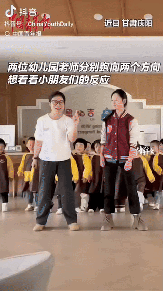 “这个小女孩太不简单了!”两位幼儿园老师分别跑向两个方向，看看小朋友们的反应。