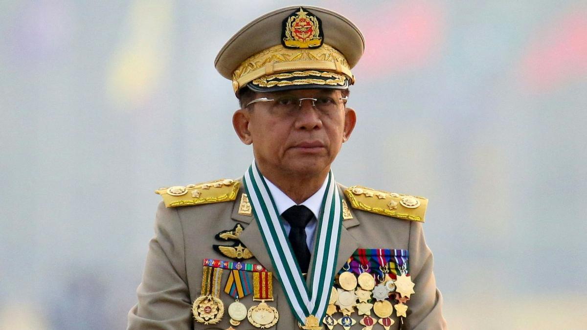 谁也没想到阅兵都结束了，外国政要们一个接一个离场，缅甸那个穿着军装的代总统却还在