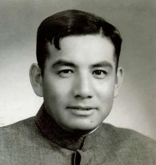 🌞1935年，张灵甫回家后对妻子说：“我想吃饺子了，妻子听后赶忙去割韭菜，