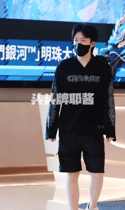 新鲜的王楚钦，一身私服，很帅。11月8日，王楚钦换了自己的私服，一身黑色