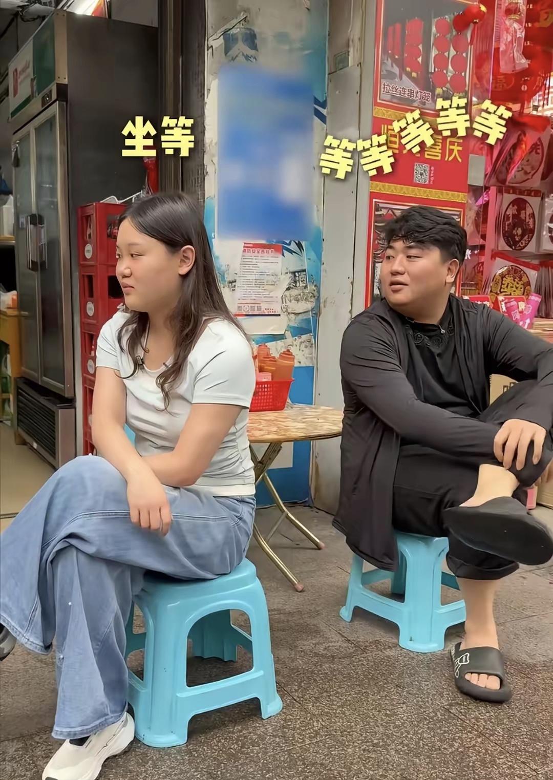 全进华应该是那种比张家齐抗热的人，张家齐在广东吃面，是短袖，全进华竟然是一件黑色