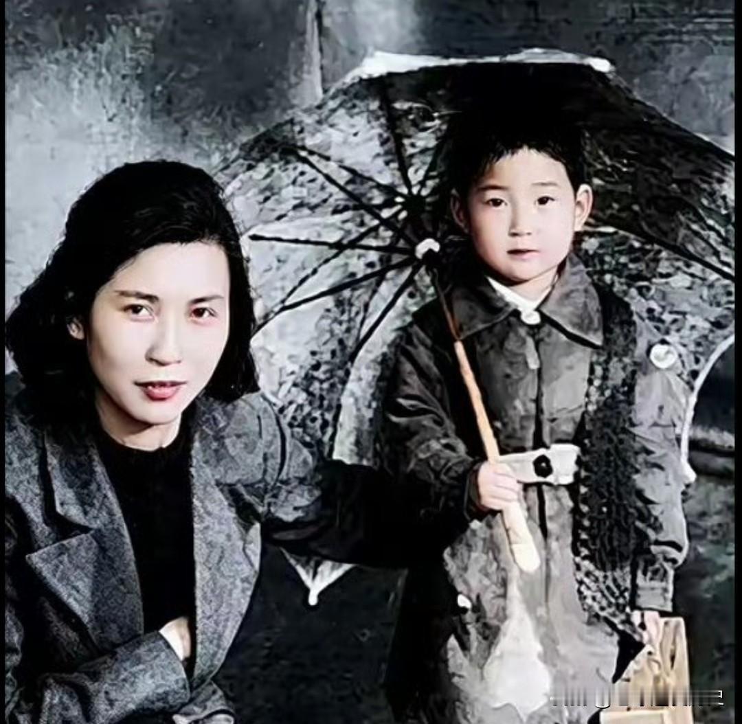 这张老照片，定格了贺子珍与女儿李敏在前苏联生活的瞬间。画面里，贺子珍身着素雅外