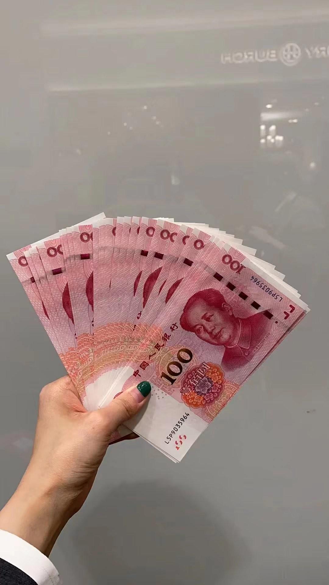 中秋没回来，国庆回家了，没买什么，就给妈妈拿了2000块钱，她想都没有想，就接下