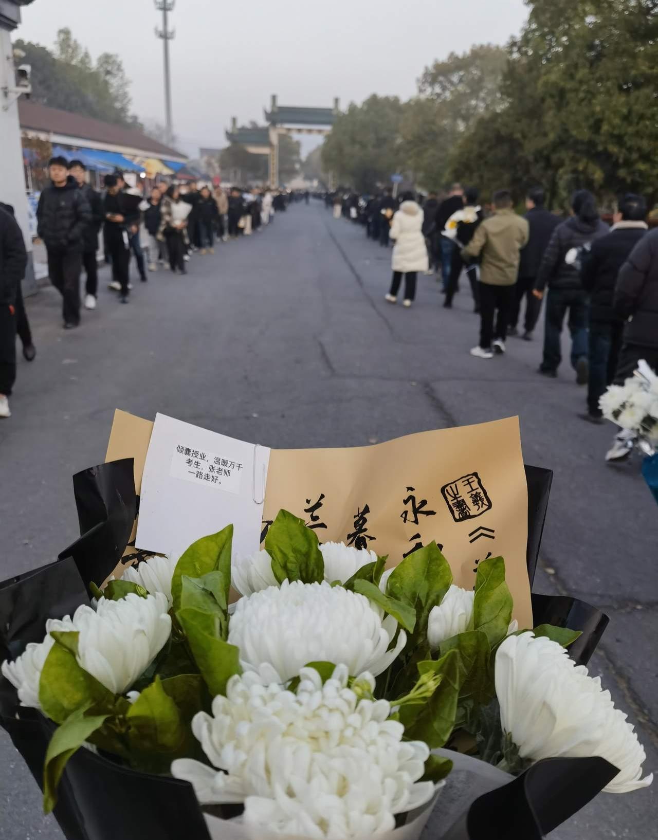 据说十万人自发送张雪峰有网友说，今天估计有几千人自发送张老师，评论区马上回复，