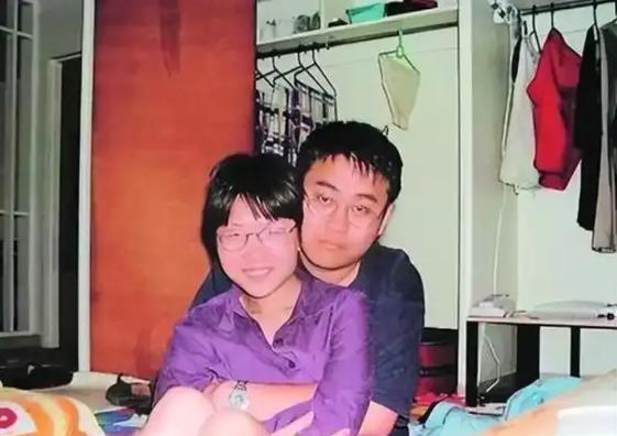 2005年，清华女硕士陈丹蕾，深夜趁丈夫熟睡时，拿出手枪朝着丈夫后脑扣动扳机，一