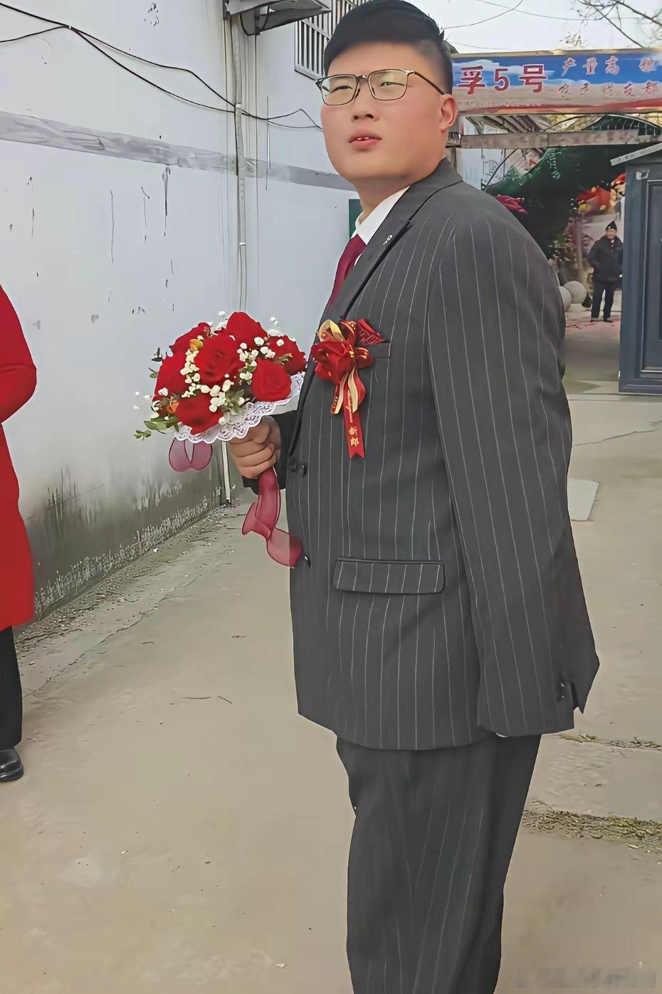 大衣哥家的女婿充分诠释了不是一家人不进一家门。长得也太像了。背影看特别像大衣哥。