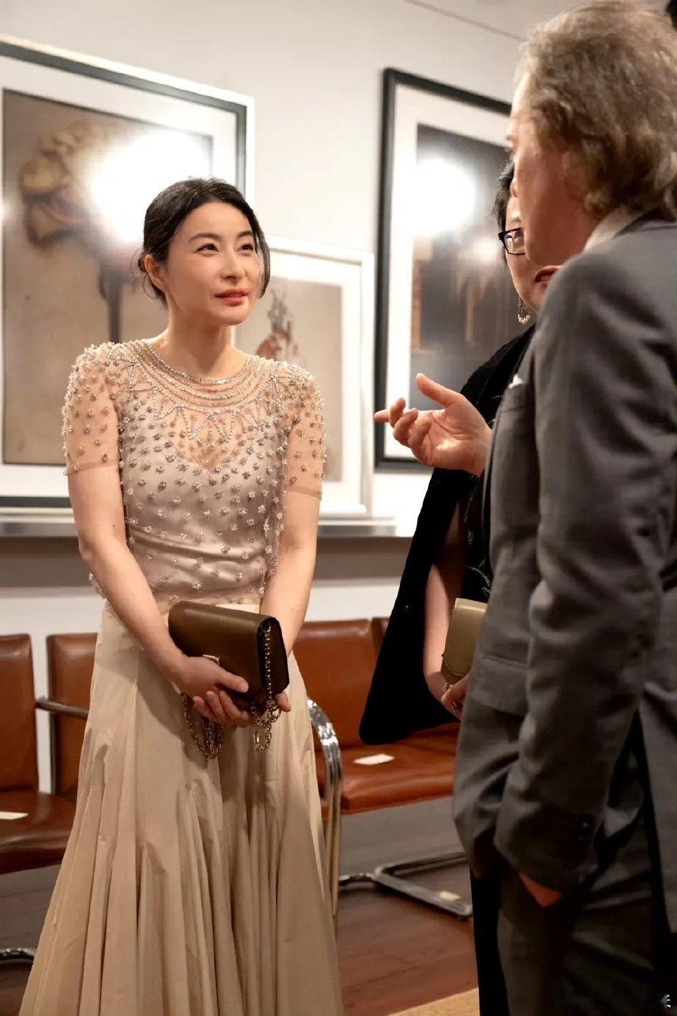 郭晶晶平时不爱打扮，但一打扮起来整个人变得惊艳有气质，笑眼弯弯，时尚表现力也越来