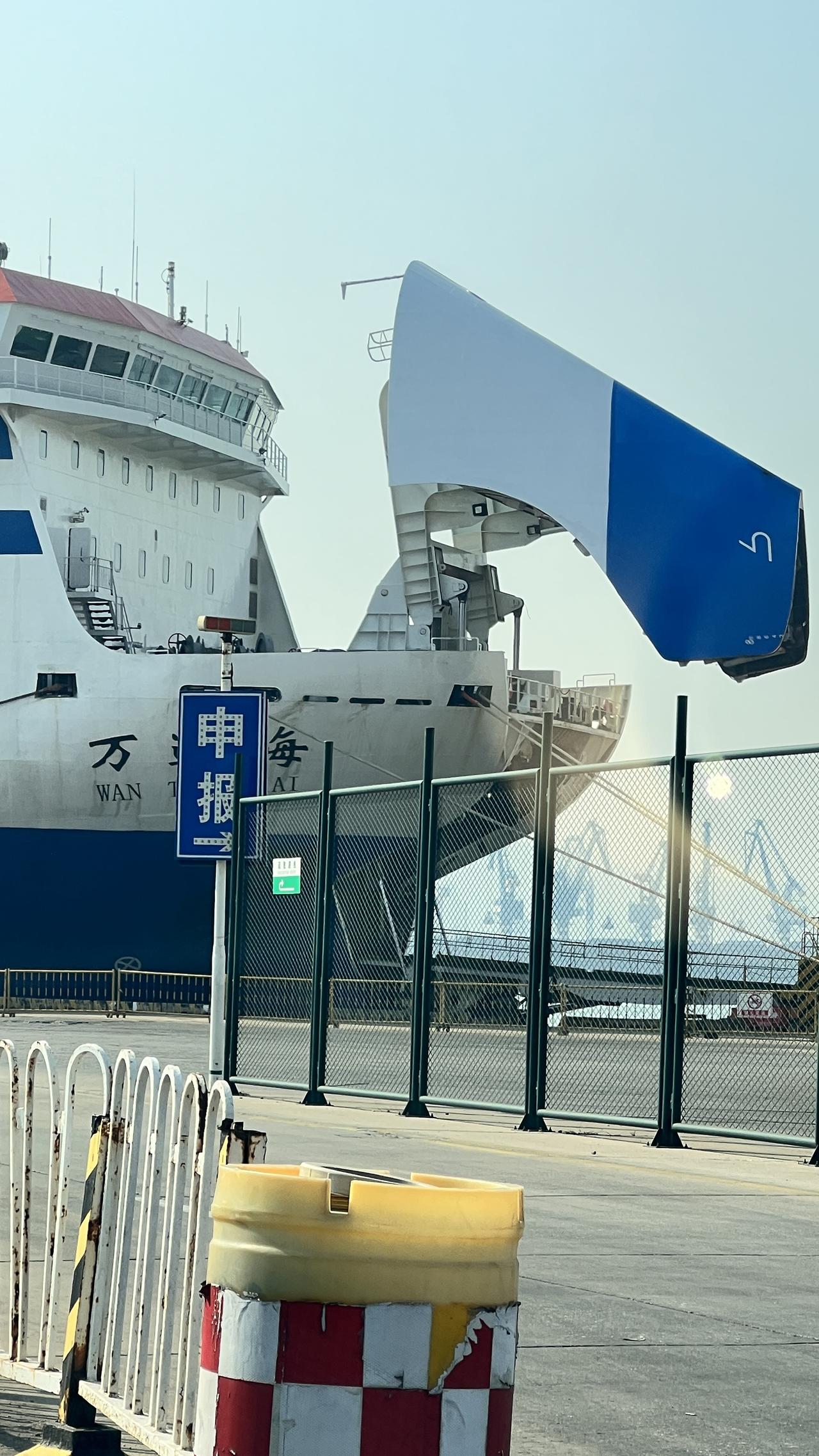 从烟台出发时还风和日丽，谁能想到中途竟然经历了整整7小时的信号全无！看着窗外茫