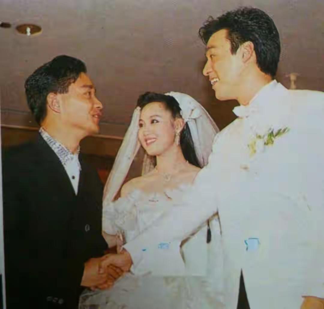 章小蕙颜值秒杀一大波女星，她嫁给钟镇涛那会，一定让很多爱慕她的男子心碎了一地。人