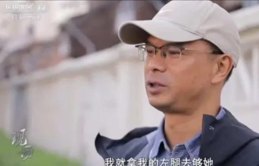 “谁还敢扶？”在上海，一位七旬老太乘扶梯时突然后仰失去重心，危急之际一男子冲上前