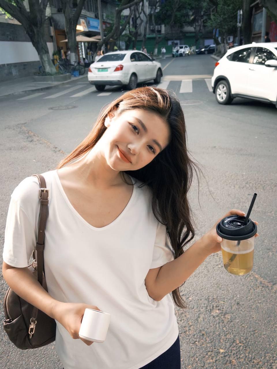 轻松一夏，一杯奶茶，漫步街头，享受美好时光。高清美女美好时光女孩下午茶