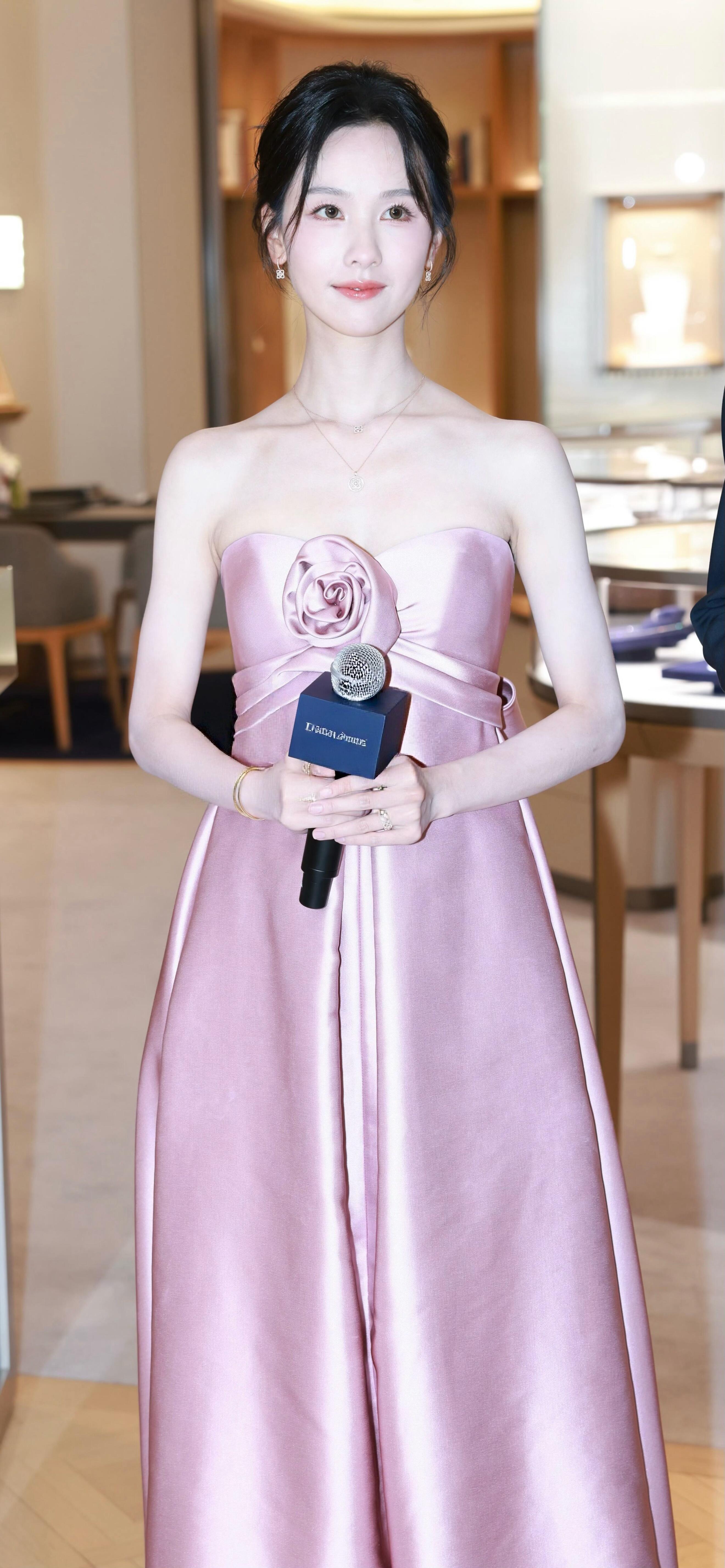 陈都灵好白好嫩，粉丝抹胸裙显得更好看