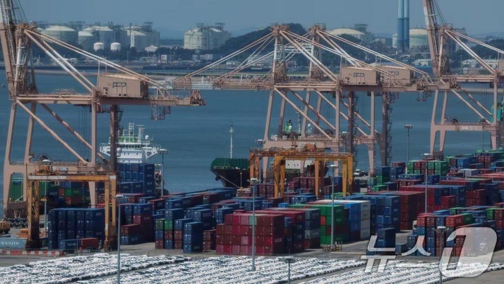 韩国今年的成绩单，要用一句话开场——5200万人，年出口额首次冲破1万亿美元关口