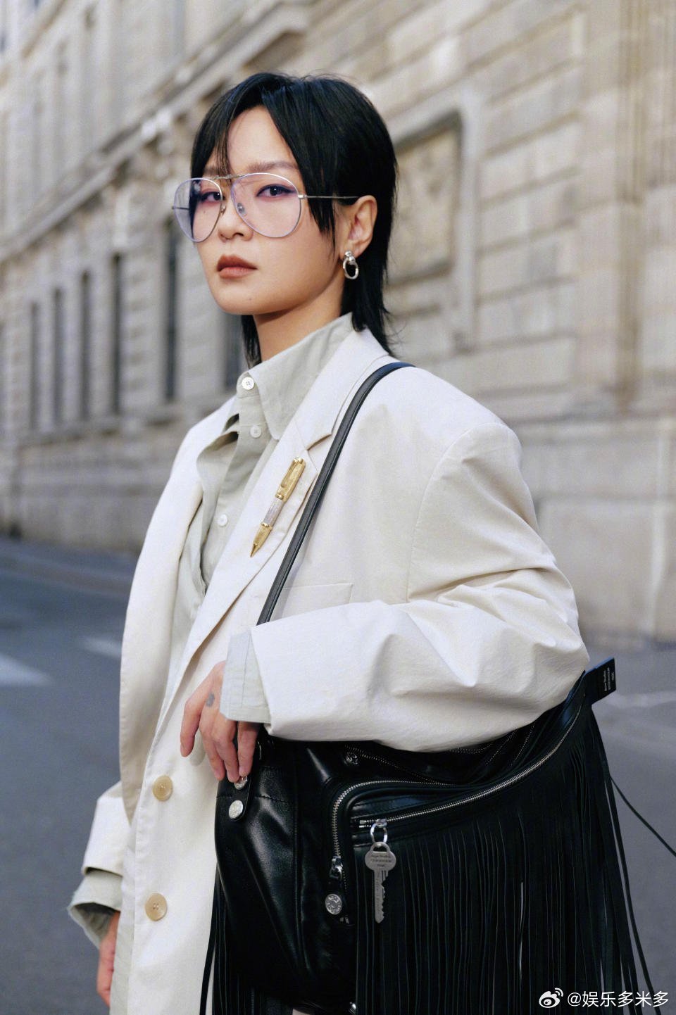 周笔畅智性恋天菜巴黎时装周奔赴巴黎时装周的周笔畅太吸睛，气场与智性气质双在线，