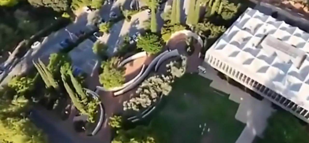 伊朗在网上发布了一段视频，是伊朗无人机在以色列特拉维夫上空拍摄的画面，相当清晰。