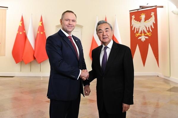 北约增兵波兰之际，中国外长出现在华沙！ 9月15日，中国外长王毅在波兰首都华