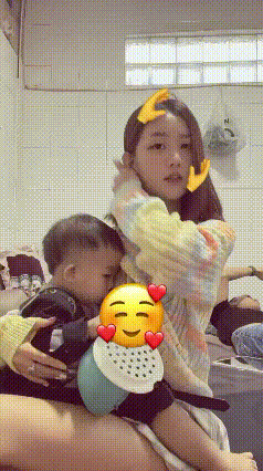 这是一个当妈的么，这个母亲合格么！让人不可思议的是，喂孩子居然一边对着摄像头，