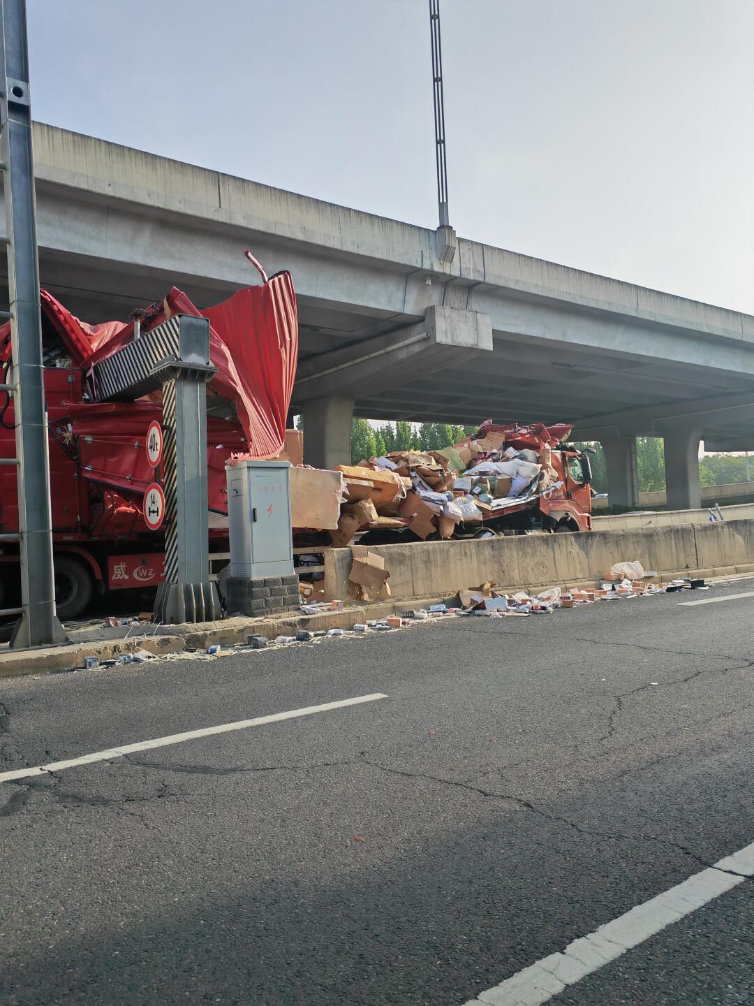 半挂车被削顶了，这限高杆这么硬…