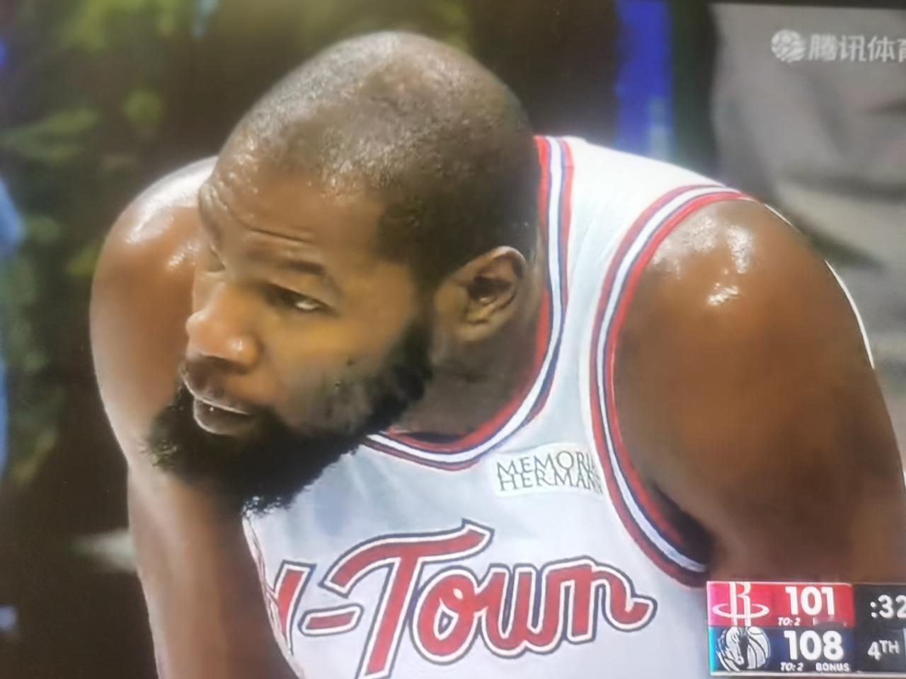 火箭不食嗟来之食火箭104-110输给小牛。申京开局就受伤离