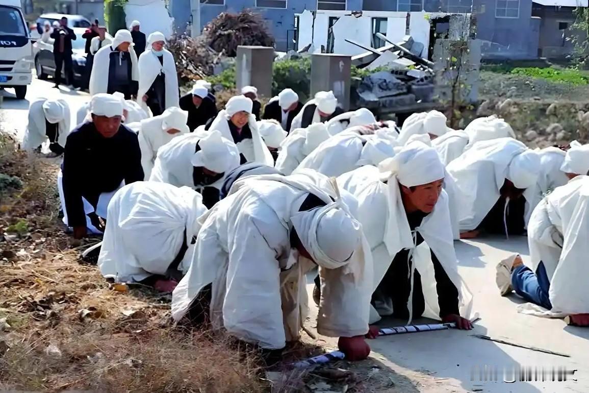 农村白事怪象：出钱不回村，看似省事，实则亏大了红白事见人心，这话一
